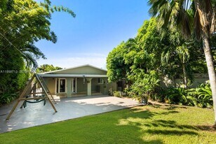 1333 SW 16th St in Miami, FL - Building Photo