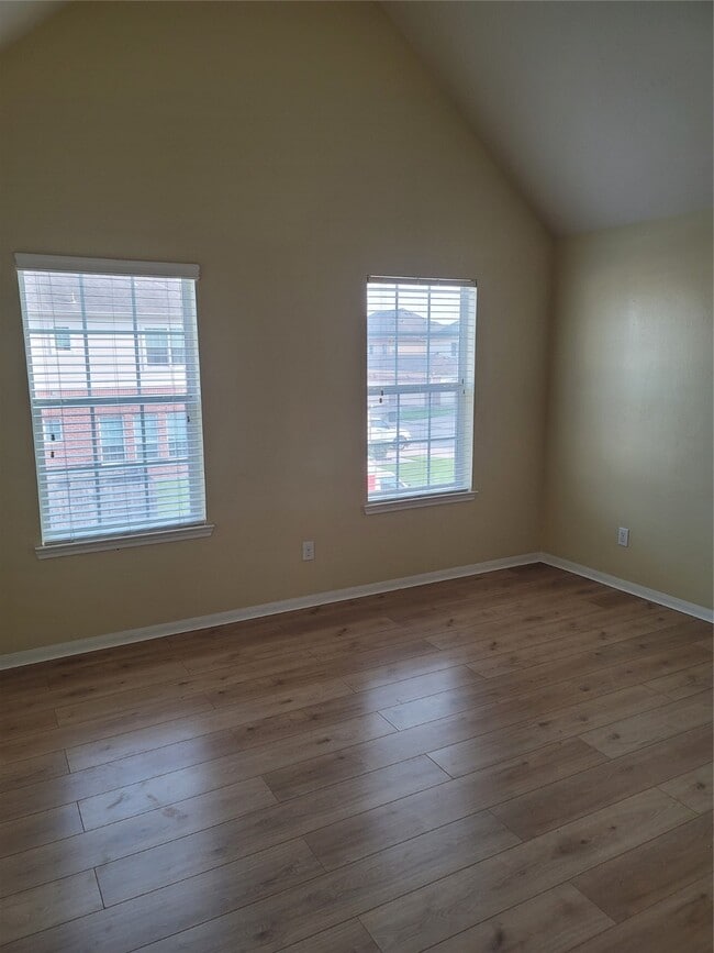 14202 Silver Hollow Ln