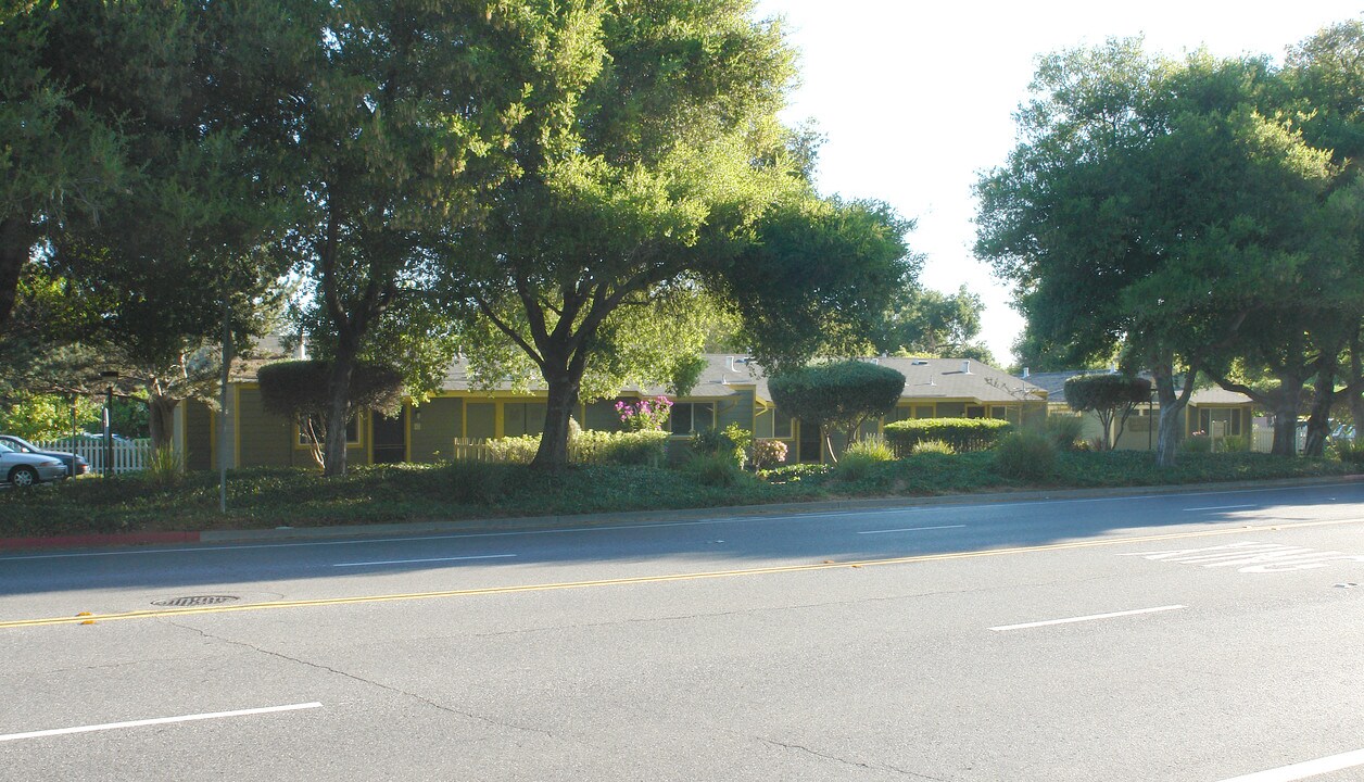 Saratoga Court in Saratoga, CA - Foto de edificio
