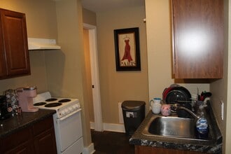 932 E College St in Iowa City, IA - Building Photo - Building Photo