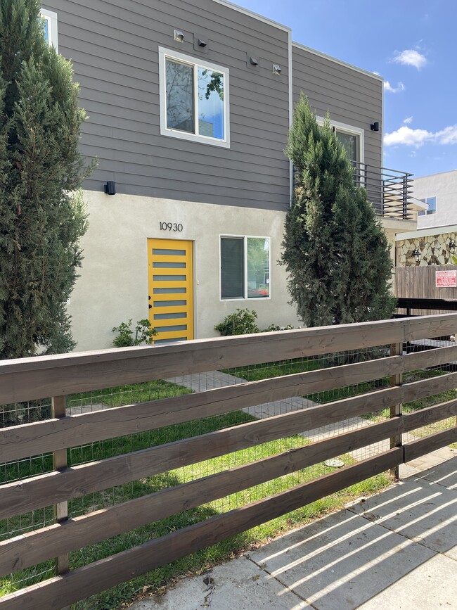 10930 Hartsook St, Unit 10930