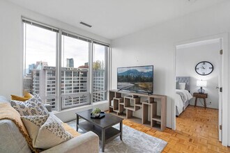 989 Nelson St in Vancouver, BC - Building Photo - Building Photo