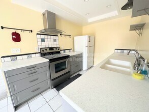 955 Lamark Ln in Anaheim, CA - Building Photo - Building Photo