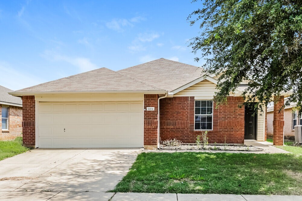 1104 W Cottonwood Dr in Crowley, TX - Building Photo