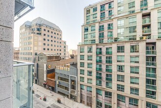 210 Adelaide St W in Toronto, ON - Building Photo - Building Photo