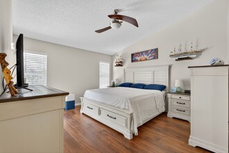 3874 Darston St in Palm Harbor, FL - Foto de edificio - Building Photo