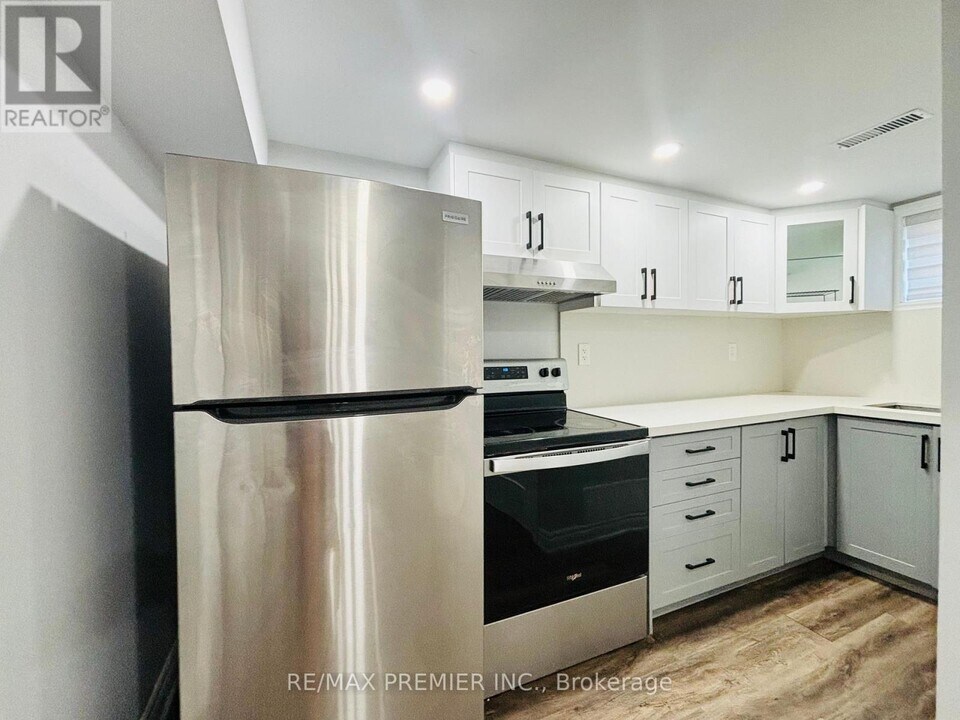 96 Wyndale Dr in Toronto, ON - Building Photo