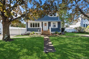 245 S Delaware Ave in Lindenhurst, NY - Building Photo
