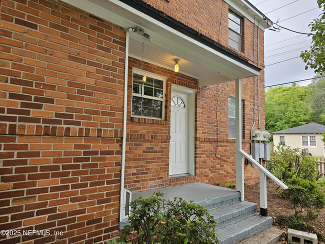 825 McDuff Ave S in Jacksonville, FL - Foto de edificio - Building Photo