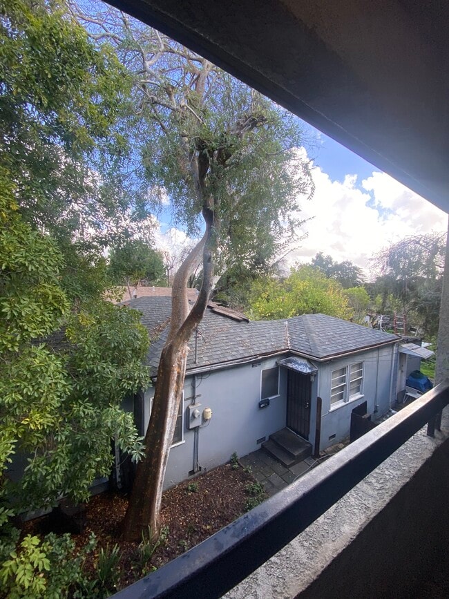 2400 Seneca St, Unit 102 in Pasadena, CA - Foto de edificio - Building Photo