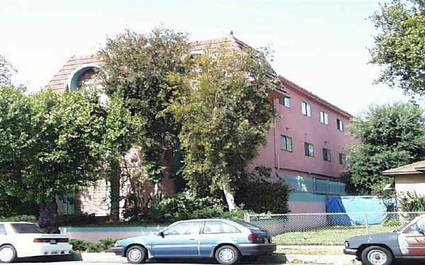 7407 Haskell Ave in Van Nuys, CA - Building Photo