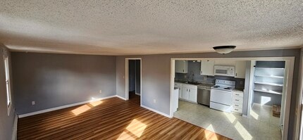 978 Cilley Rd, Unit Cilley Rd - 2nd Floor in Manchester, NH - Building Photo - Building Photo