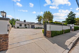 23036 Burbank Blvd in Los Angeles, CA - Building Photo - Building Photo