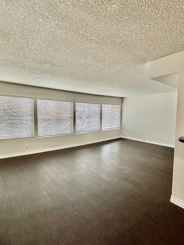 17440 Burbank Blvd in Los Angeles, CA - Building Photo - Building Photo