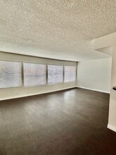 17440 Burbank Blvd in Los Angeles, CA - Building Photo - Building Photo