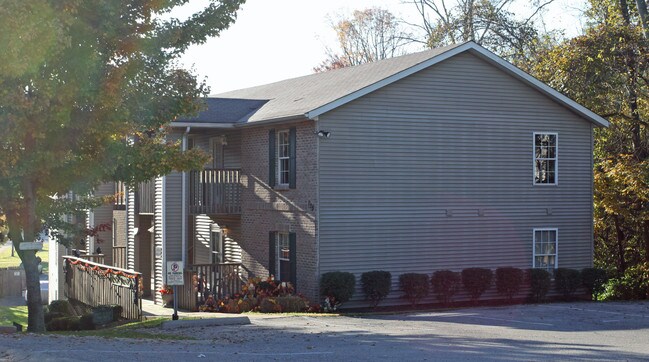 Maple Lake Apartments in Crittenden, KY - Foto de edificio - Building Photo