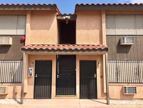 Vega Villita Apartments in Las Vegas, NV - Building Photo - Building Photo