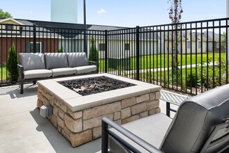 The Residences at Golf Village in Powell, OH - Foto de edificio - Building Photo