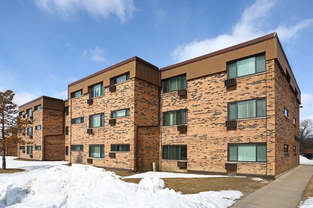 Rand Grove Village in Palatine, IL - Foto de edificio