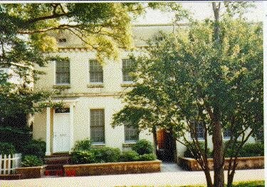 412 E Hall St in Savannah, GA - Building Photo