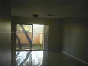 4088 NW 90th Ave in Sunrise, FL - Foto de edificio - Building Photo