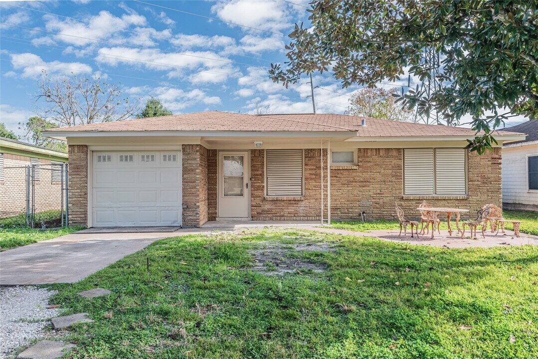 124 N Washington St in Texas City, TX - Building Photo