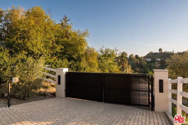 24172 Lupin Hill Rd in Hidden Hills, CA - Building Photo - Building Photo