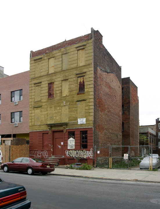 232 Pulaski St in Brooklyn, NY - Foto de edificio