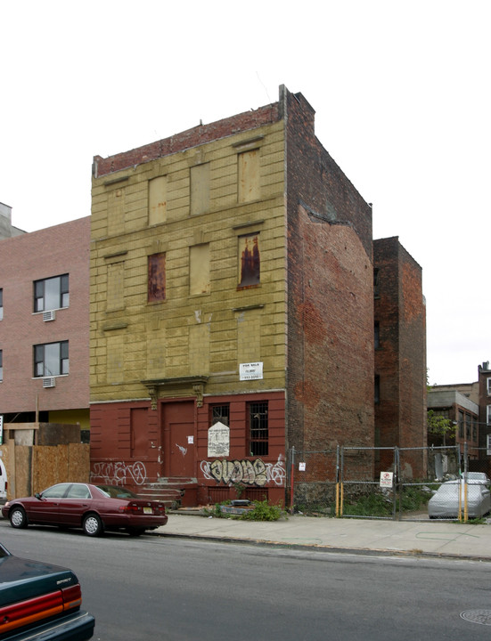 232 Pulaski St in Brooklyn, NY - Building Photo