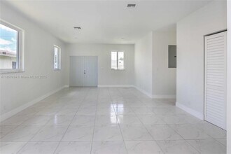 806 NW 5th Ave in Hallandale Beach, FL - Building Photo - Building Photo