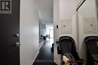 223-2223 Webb Dr in Mississauga, ON - Building Photo - Building Photo