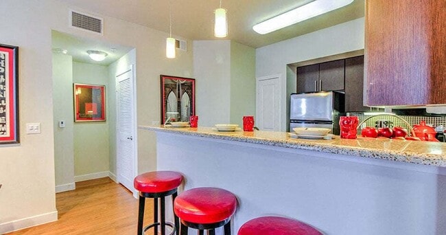 8800 Lakes at 610 Dr in Houston, TX - Building Photo - Building Photo