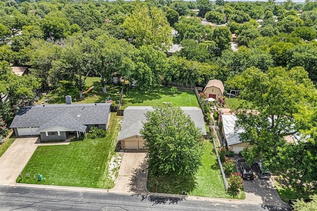 1016 W Creek Dr in Hurst, TX - Building Photo - Building Photo