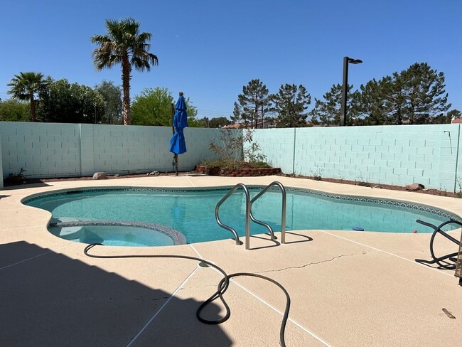 145 Coventry Dr in Henderson, NV - Building Photo - Building Photo