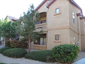8250 N Grand Canyon Dr in Las Vegas, NV - Foto de edificio - Building Photo