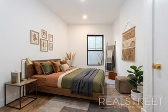 Stunning Penthouse 3 bed 3 Bath with Private Roof & WD in unit and more! in Brooklyn, NY - Foto de edificio - Building Photo