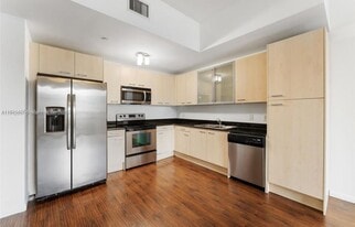 1350 NW 8th Ct, Unit 5 in Miami, FL - Building Photo