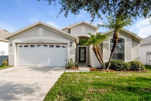 1104 Barclay Wood Dr in Ruskin, FL - Building Photo