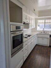 17032 Burbank Blvd in Los Angeles, CA - Building Photo - Building Photo