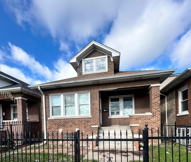 property at 1620 N Laramie Ave