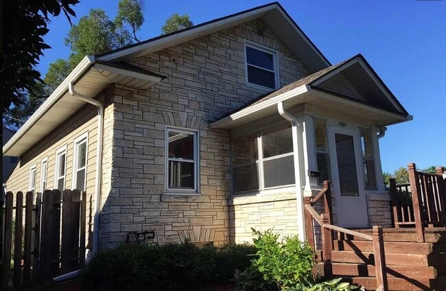 4827 Poppleton Ave in Omaha, NE - Building Photo - Building Photo