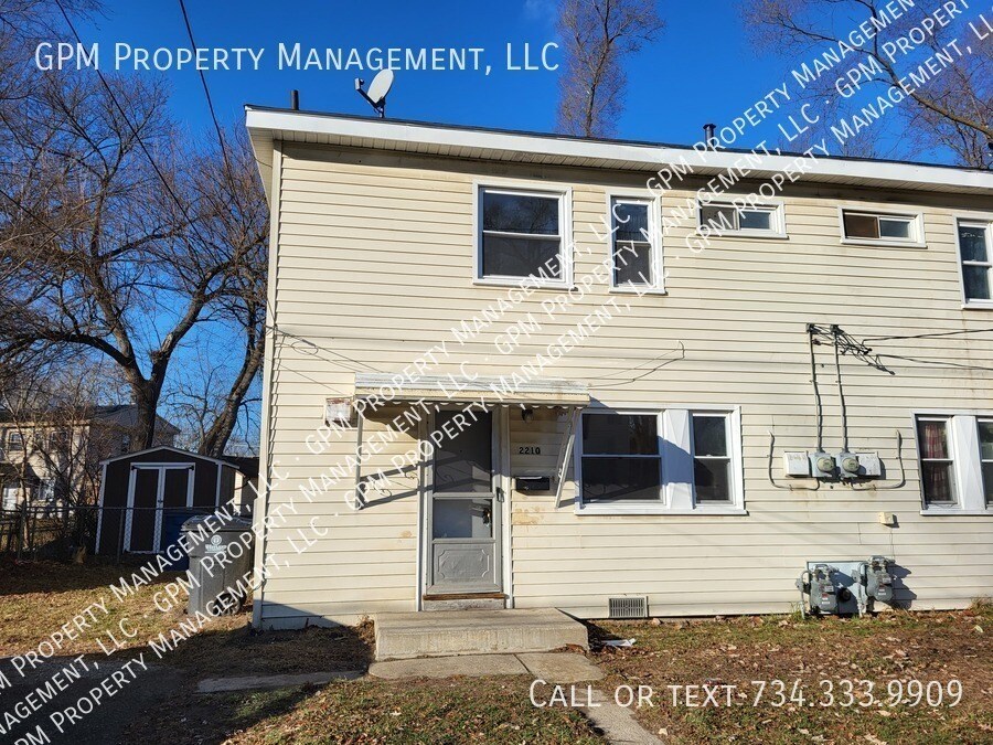 2210 Delton Ct in Westland, MI - Building Photo