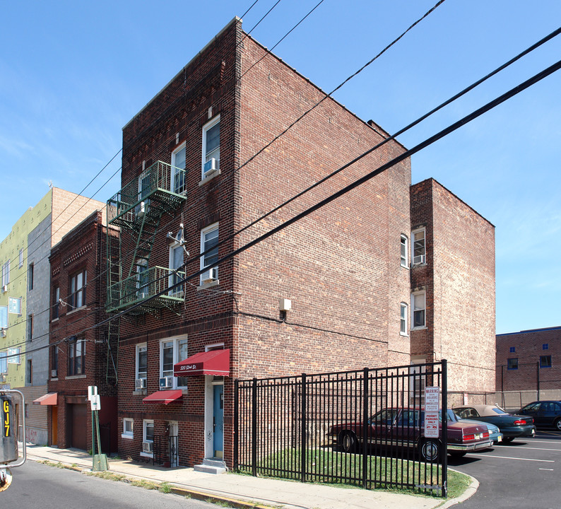 520 52nd St in West New York, NJ - Building Photo