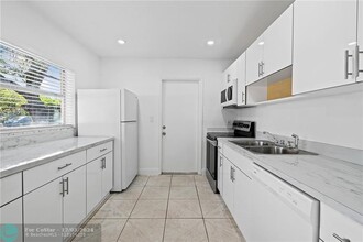 583 NW 17th Pl in Fort Lauderdale, FL - Building Photo - Building Photo