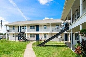 200 Hill St-Unit -5 in Sealy, TX - Building Photo - Building Photo