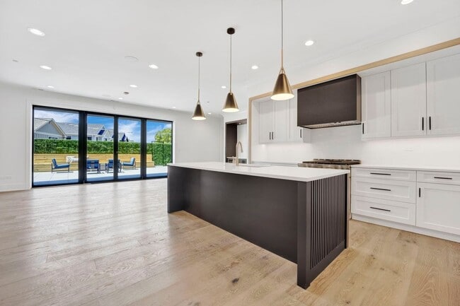 property at 4920 N Lincoln Ave