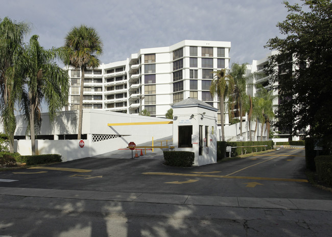 The Towers in Miami, FL - Building Photo - Building Photo