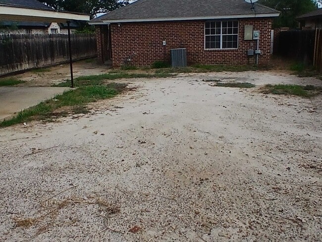 1239 Brown Dr in Laredo, TX - Building Photo - Building Photo