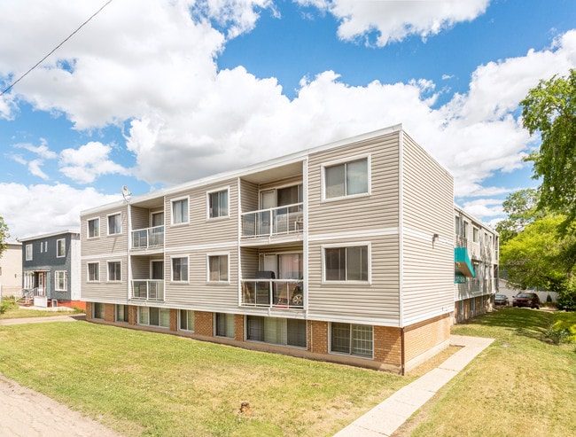 Villa Apartments in Edmonton, AB - Building Photo - Building Photo