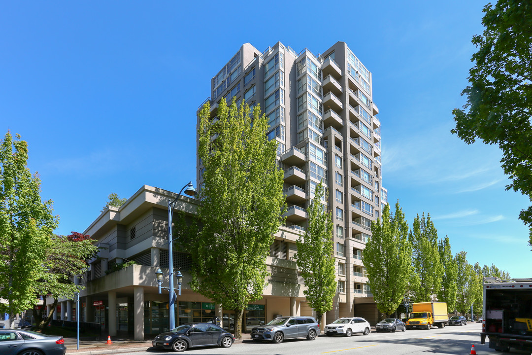 8279 Saba Rd in Richmond, BC - Building Photo